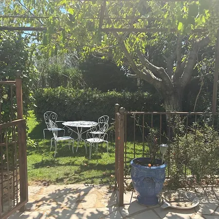 House With Swimming Pool In דירה *